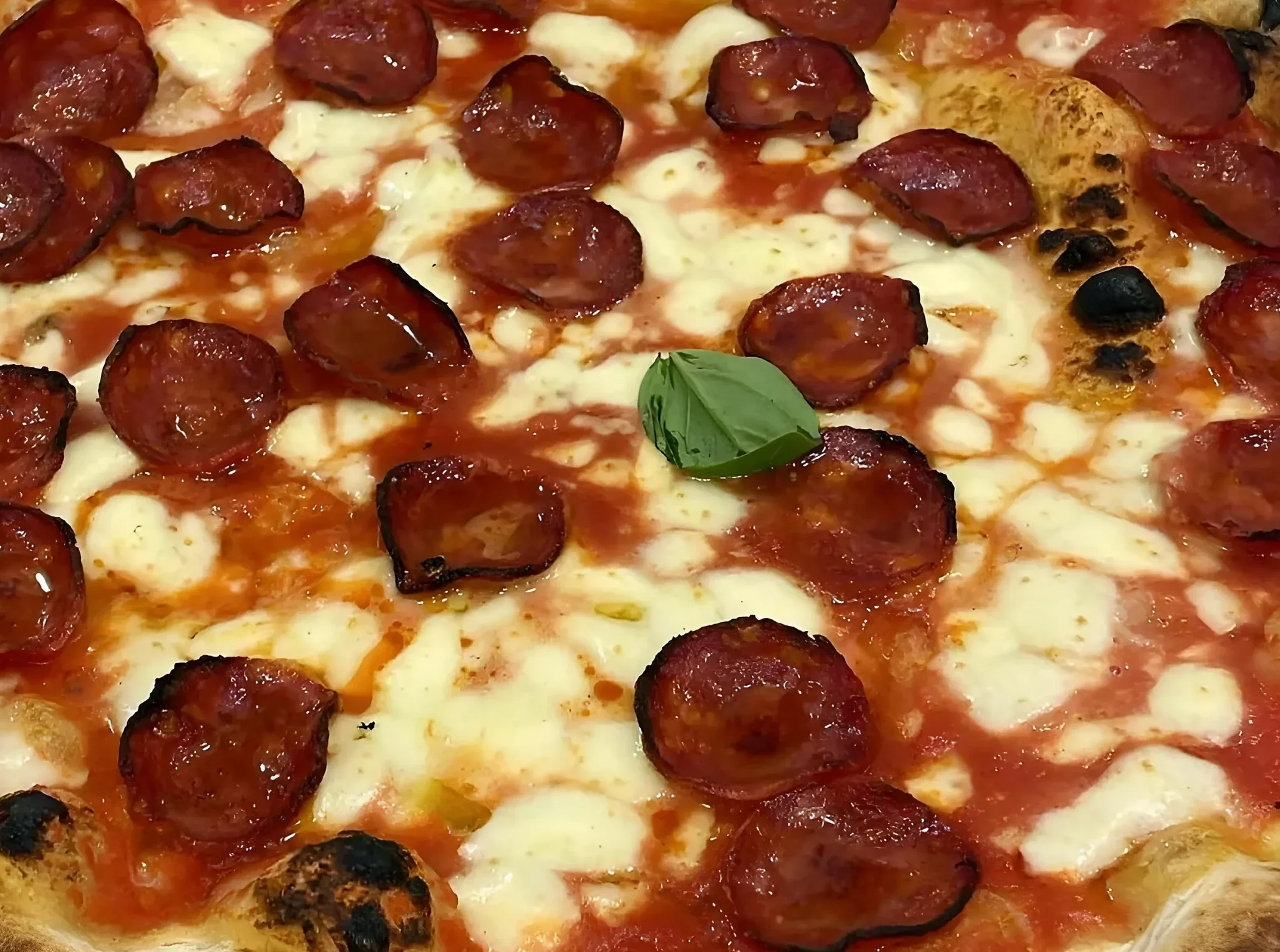 Pizza Diavola con salamino piccante e fiordilatte cotta a legna