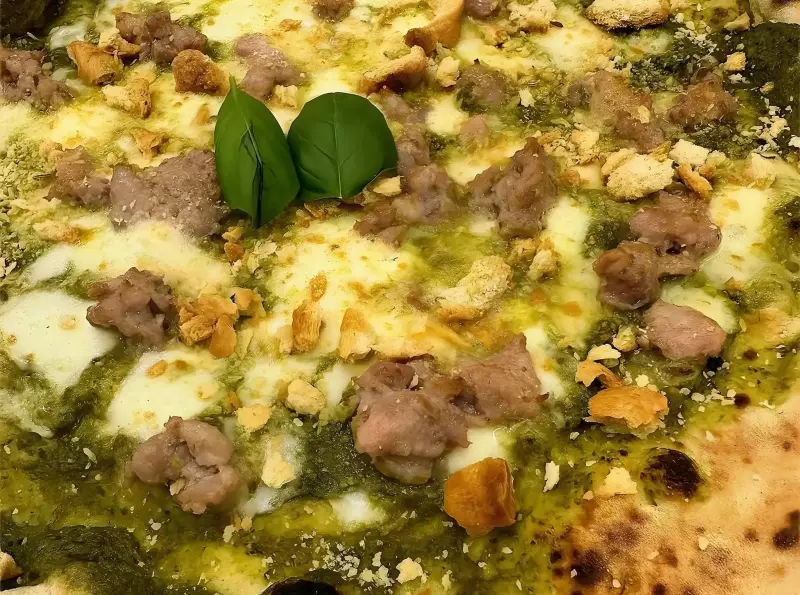 Dettaglio impasto e cornicione alveolato a regola darte