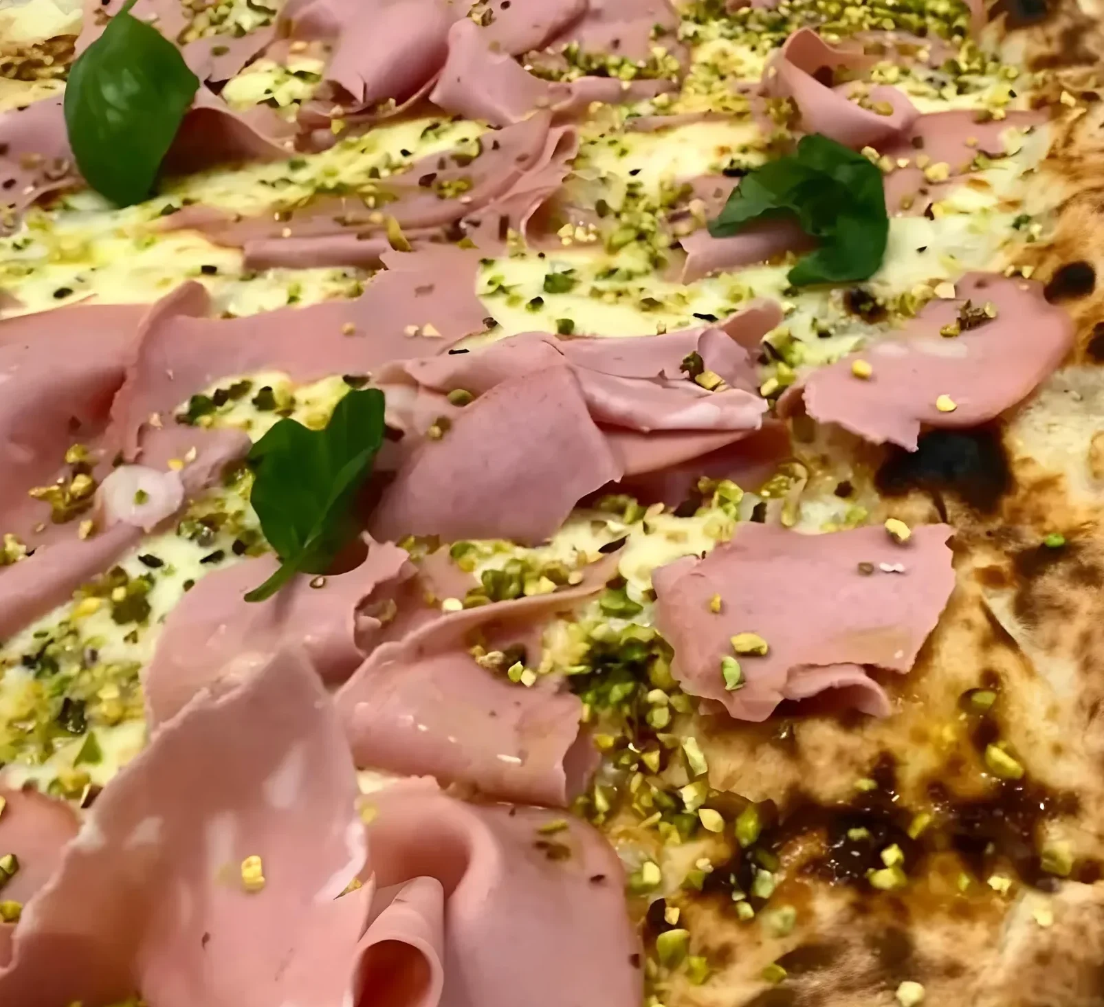 Pizza Margherita classica con basilico fresco
