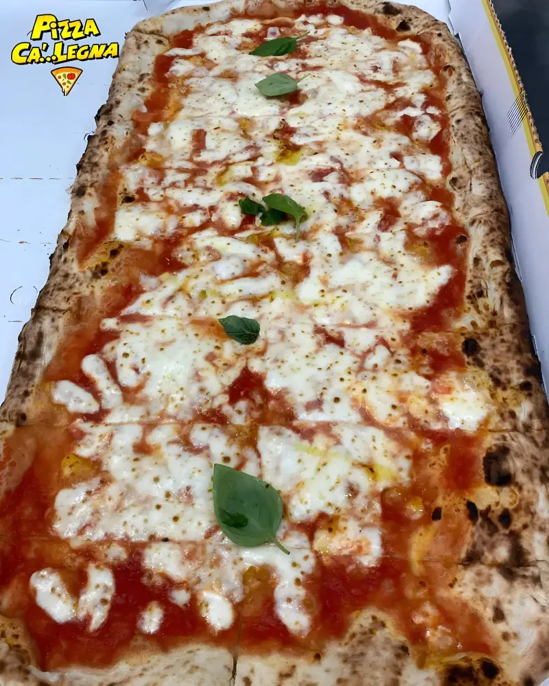 Pizza con ingredienti selezionati di stagione