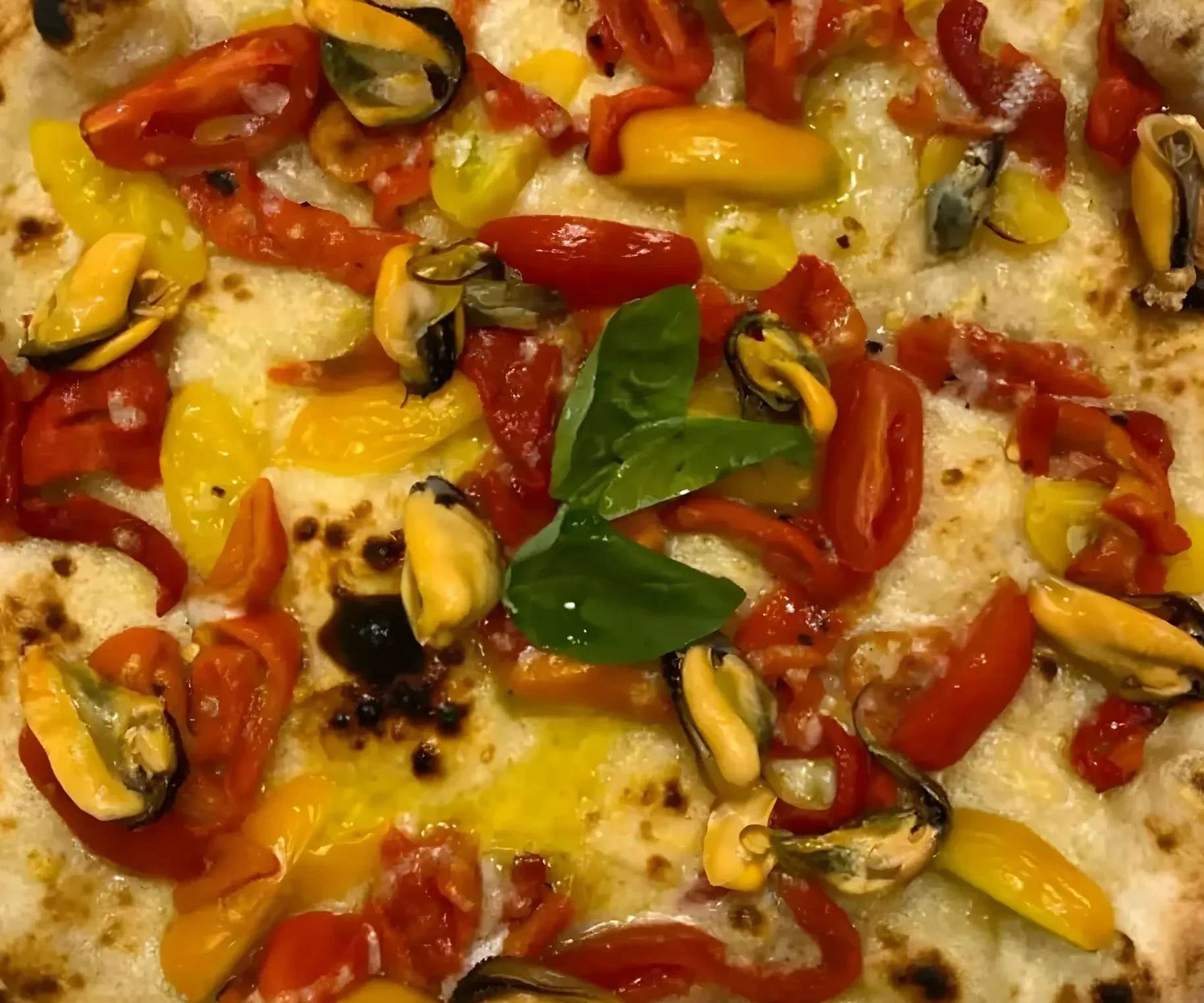 Pizza con mortadella, provola e granella di pistacchi