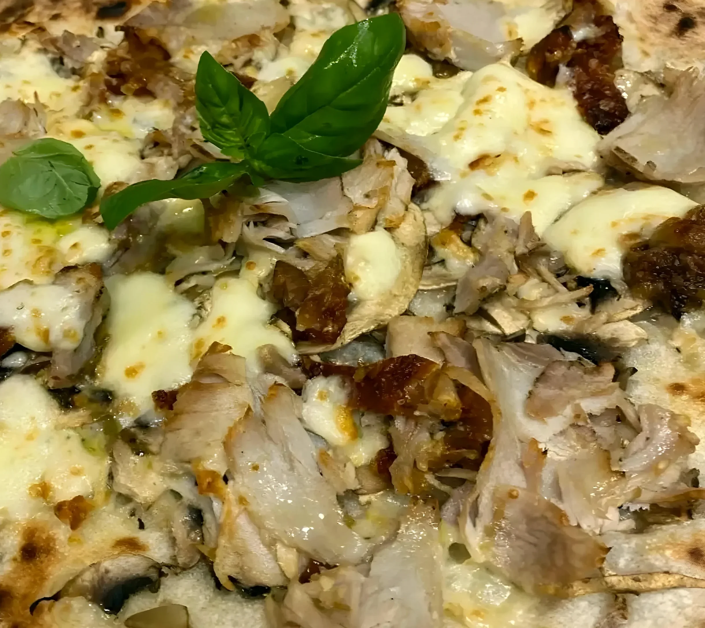 Pizza Sorrentina con rucola, crudo e scaglie di Grana