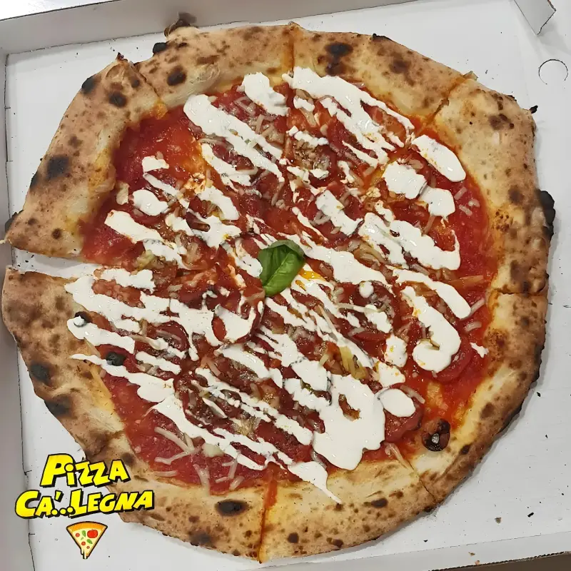 Pizza farcita con pomodoro e formaggi fusi